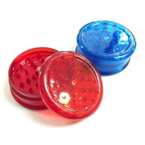 Grinder de plástico magnético 3 partes en colores rojo y azul para triturar hierbas.