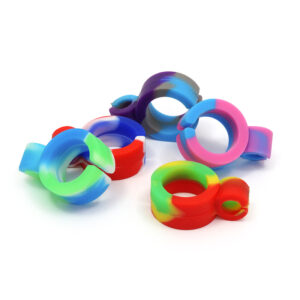 Anillo porta cigarrillos de silicona reutilizable en colores surtidos.