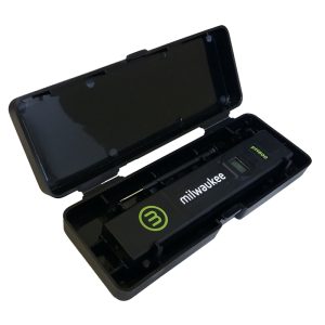 Milwaukee pH600 de bolsillo dentro de su estuche protector.