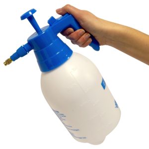 Pulverizador a presión AquaKing de 2 L con bomba manual y boquilla regulable.